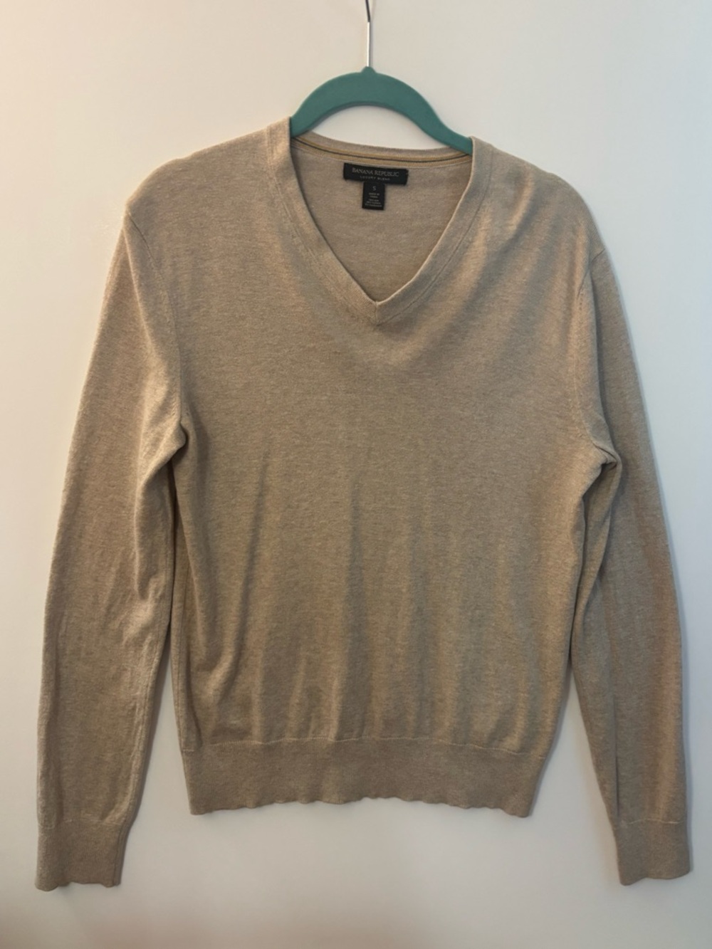 Unisex Banana Republic luxury V-Neck, silk/cashmere elevated basics, old money